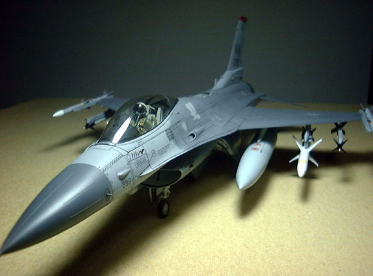 タミヤの飛行機（F16CJ）
