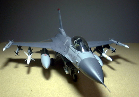 タミヤの飛行機（F16CJ）