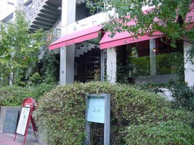 緑の中の店